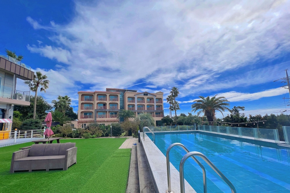 The Bay Resort 46/50