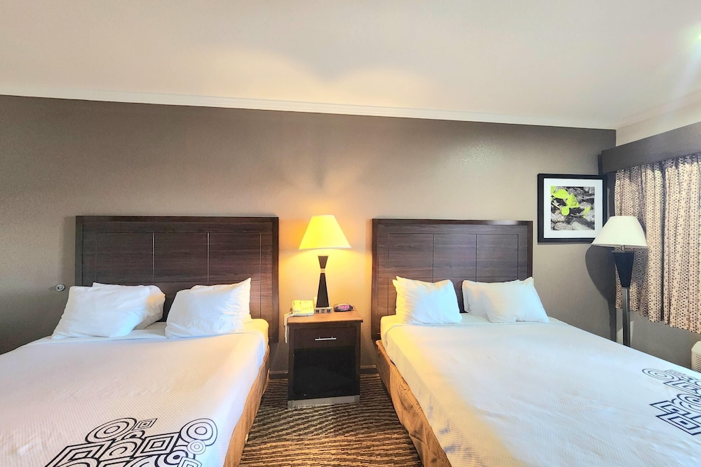 Room, 2 Queen Beds, Smoking
