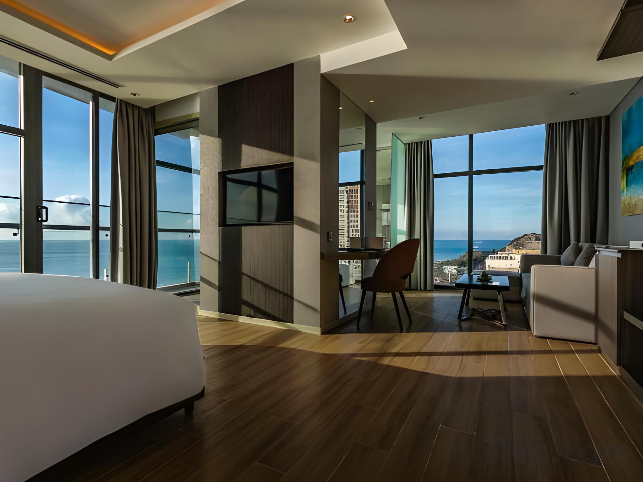 Premier, Suite, King Bed, Ocean Front