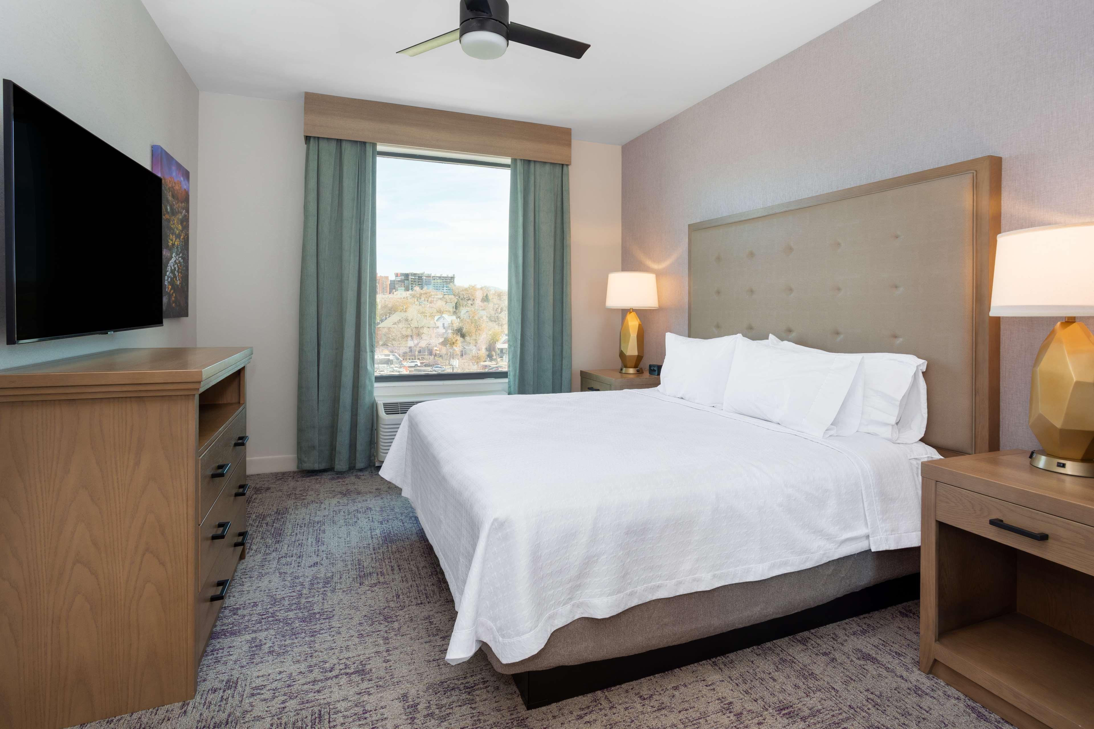 1 BEDROOM, SUITE, KING BED, MOUNTAIN VIEW