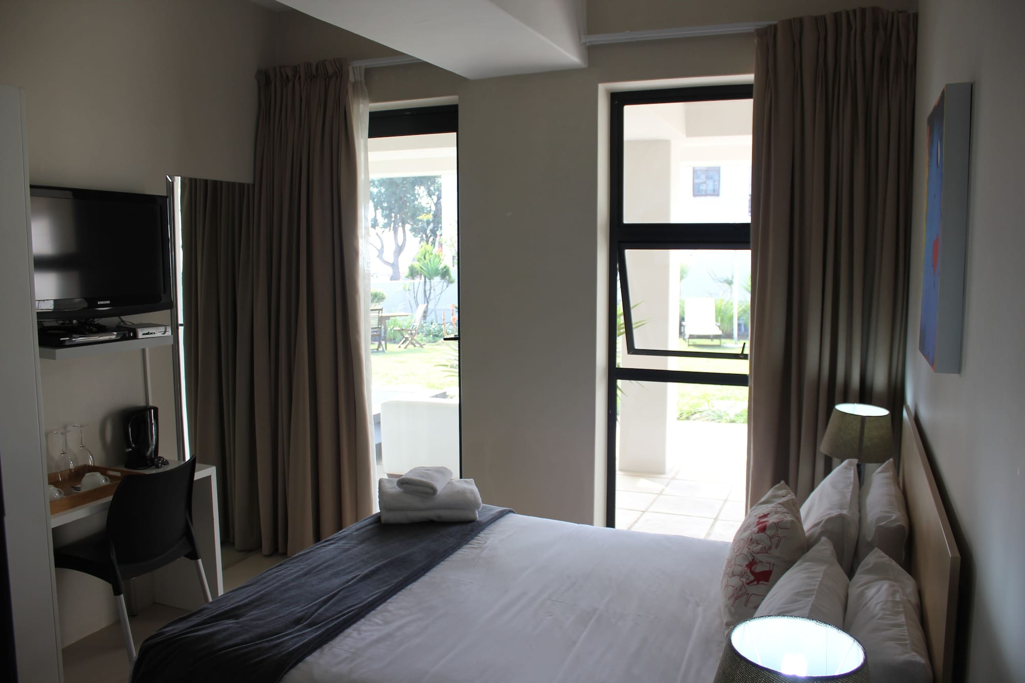 Petite, Queen Bed, Garden Floor
