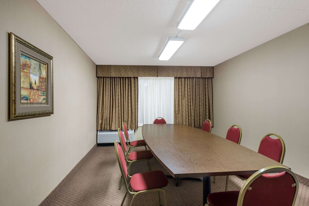 Ramada by Wyndham Watertown/Thousand Islands NY 30/37