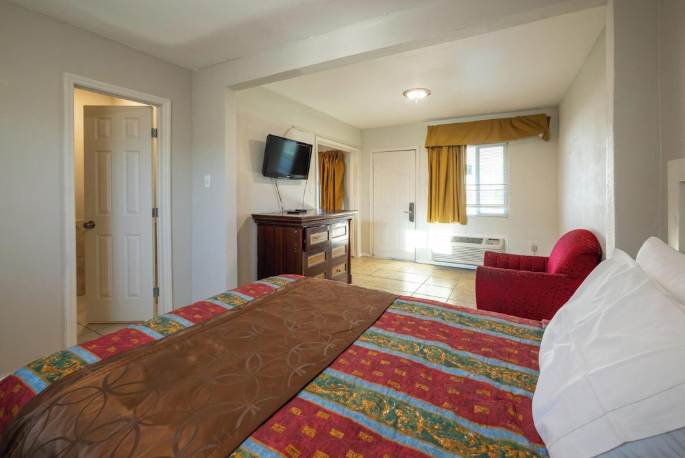 ROOM, KING BED