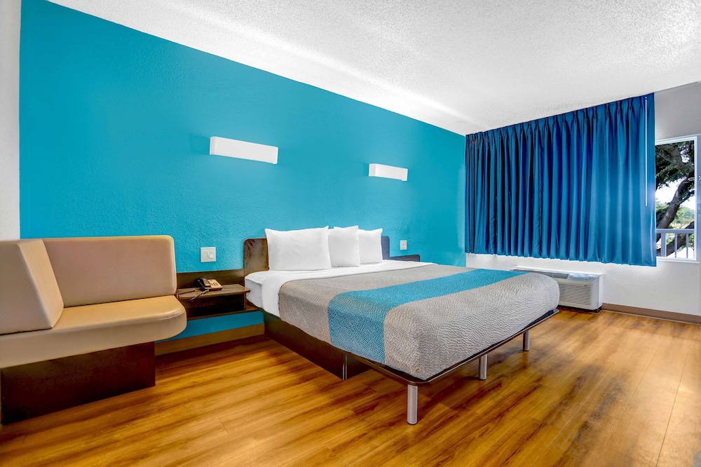 Motel6 Jacksonville, NC 30/50