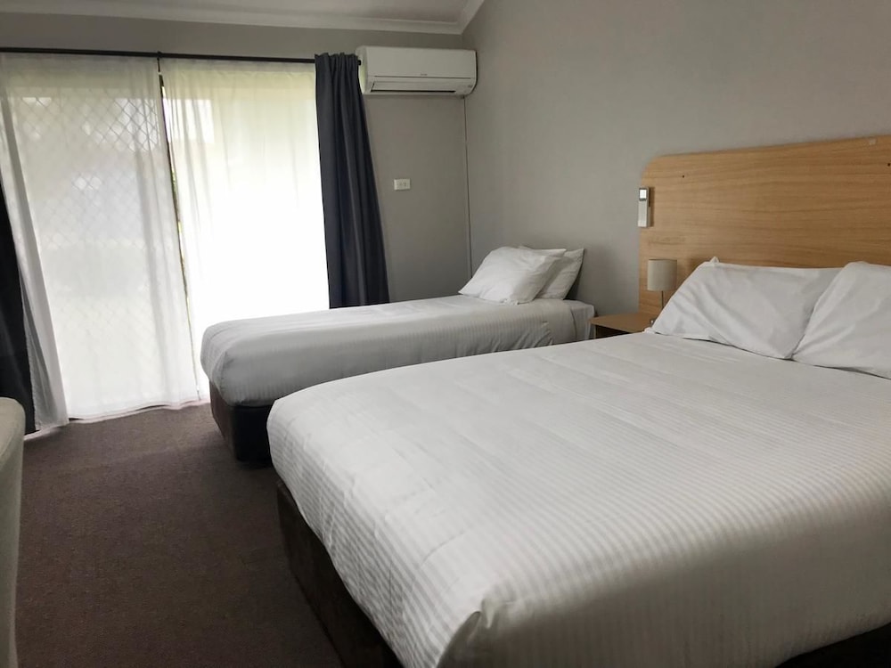 Colonial Motel 14/53