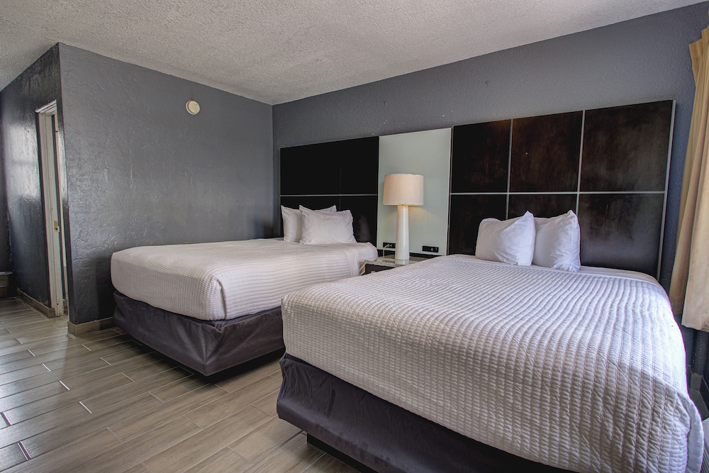 Junior, 2 Queen Beds, Kitchenette, Courtyard Area