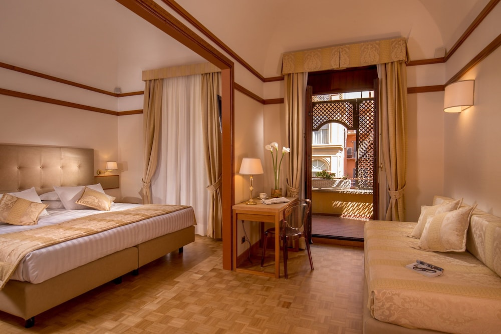 ROOM, QUADRUPLE
