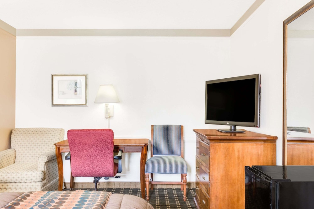 Days Inn By Wyndham Birmingham/West 29/32