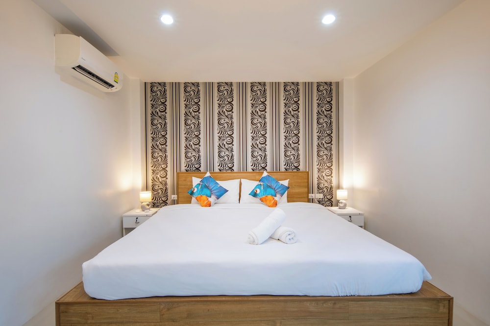 DELUXE, QUEEN BED, POOL SIDE