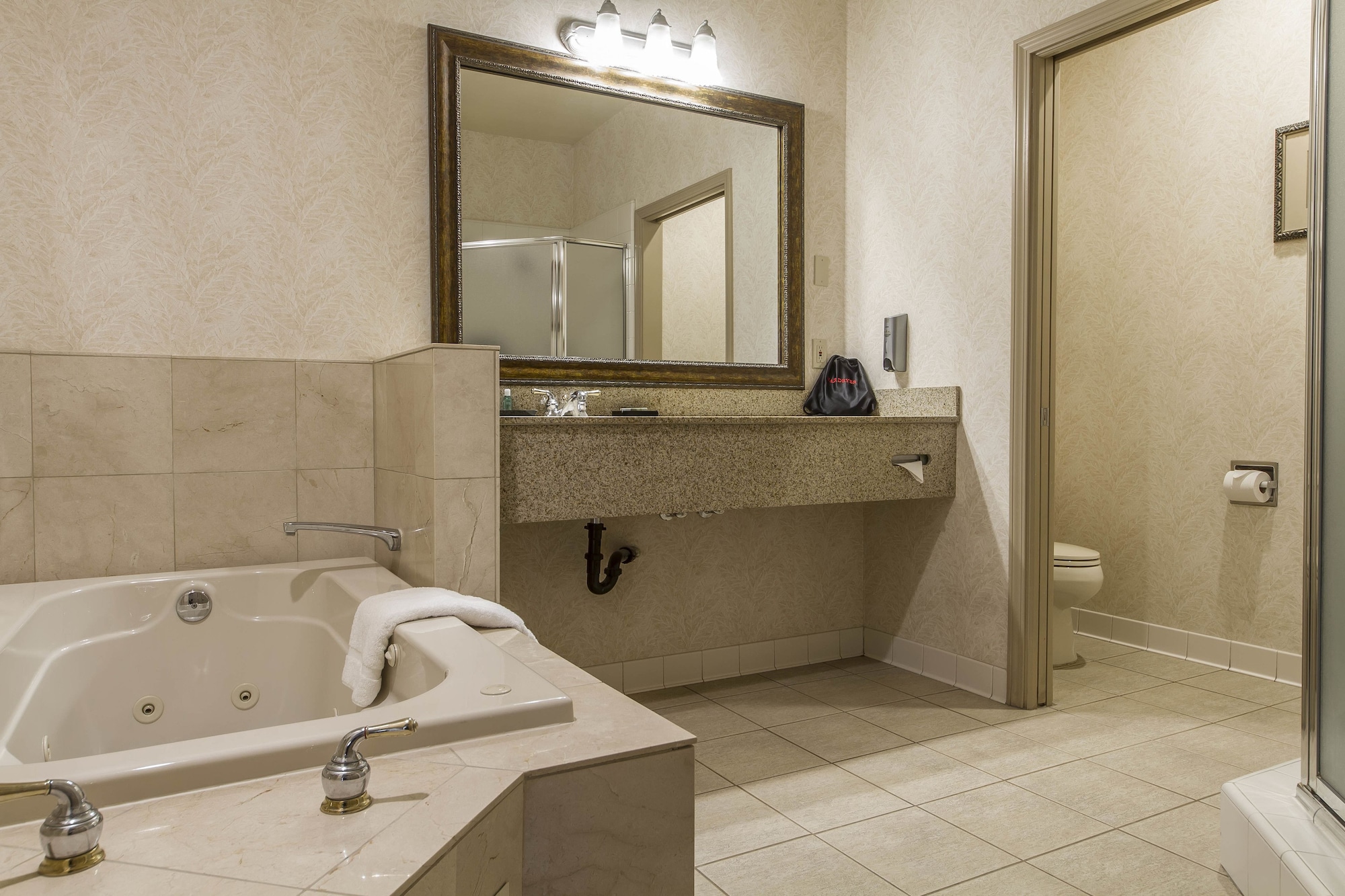 جناح بسرير كينج بشرفة مع أريكة، Best Western Plus Dixon Davis 9/10