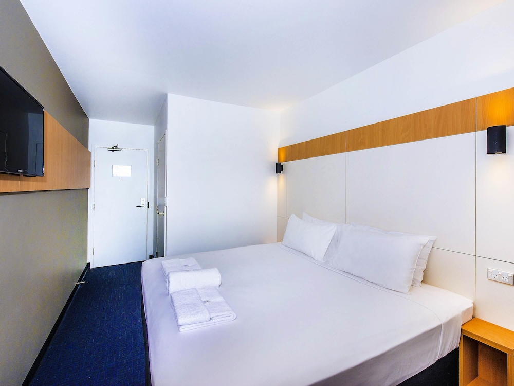 STANDARD, QUEEN BED