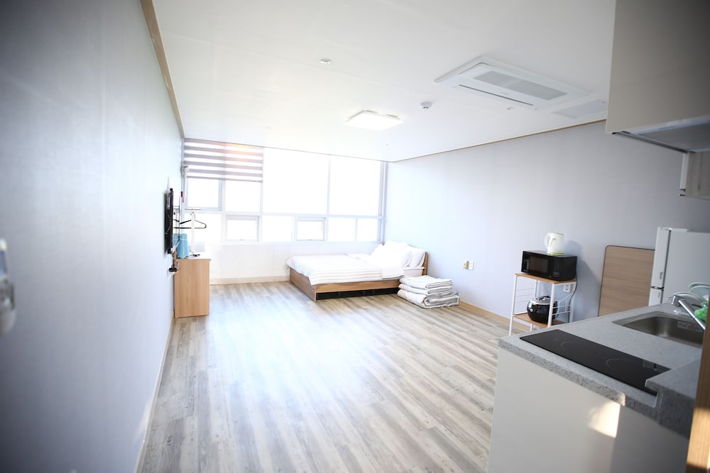 Flora Hostel Pension 13/25