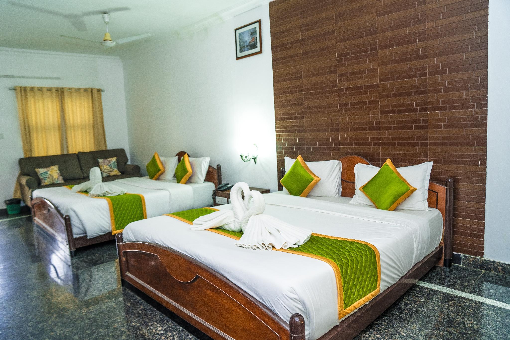 Family, 2 King Beds, with Fan