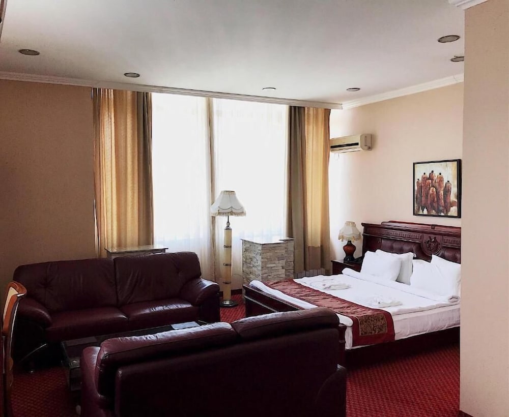 Royal Hotel and Spa 14/17
