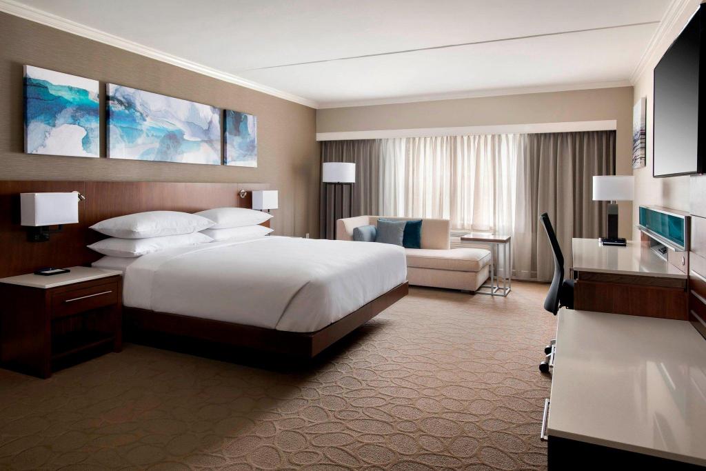 Suite, King Bed, Sofa