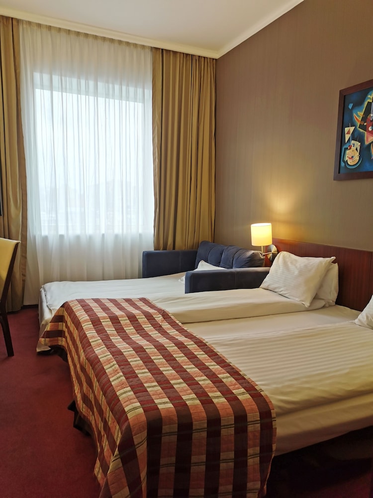 STANDARD, QUEEN BED, SOFA