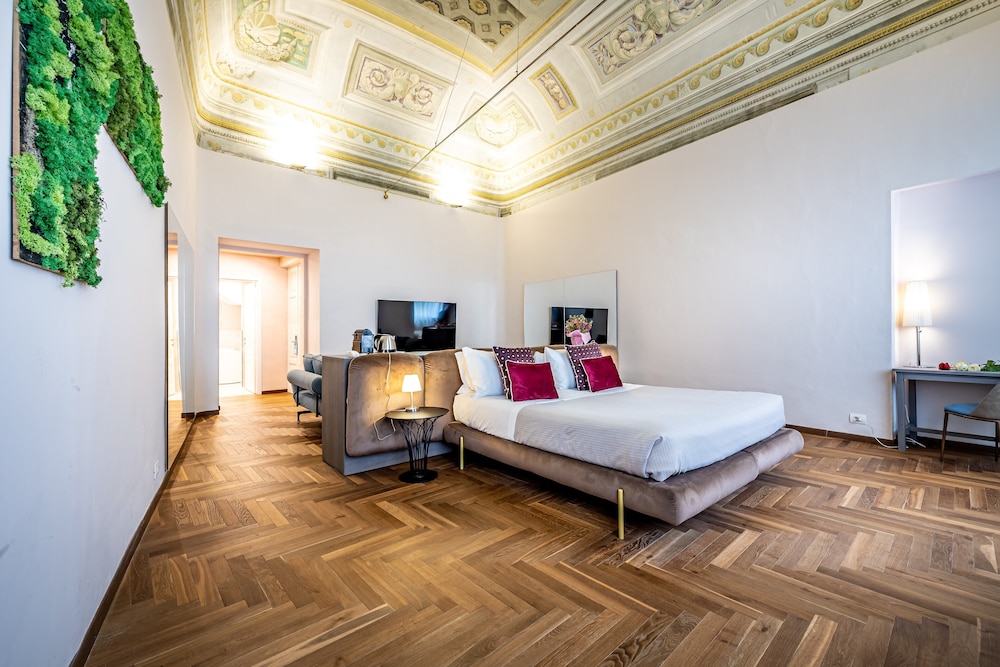 ROYAL, SUITE