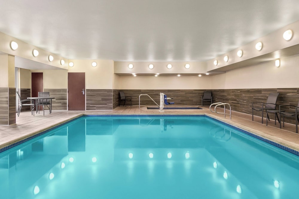 Fairfield Inn by Marriott Visalia Sequoia 16/23