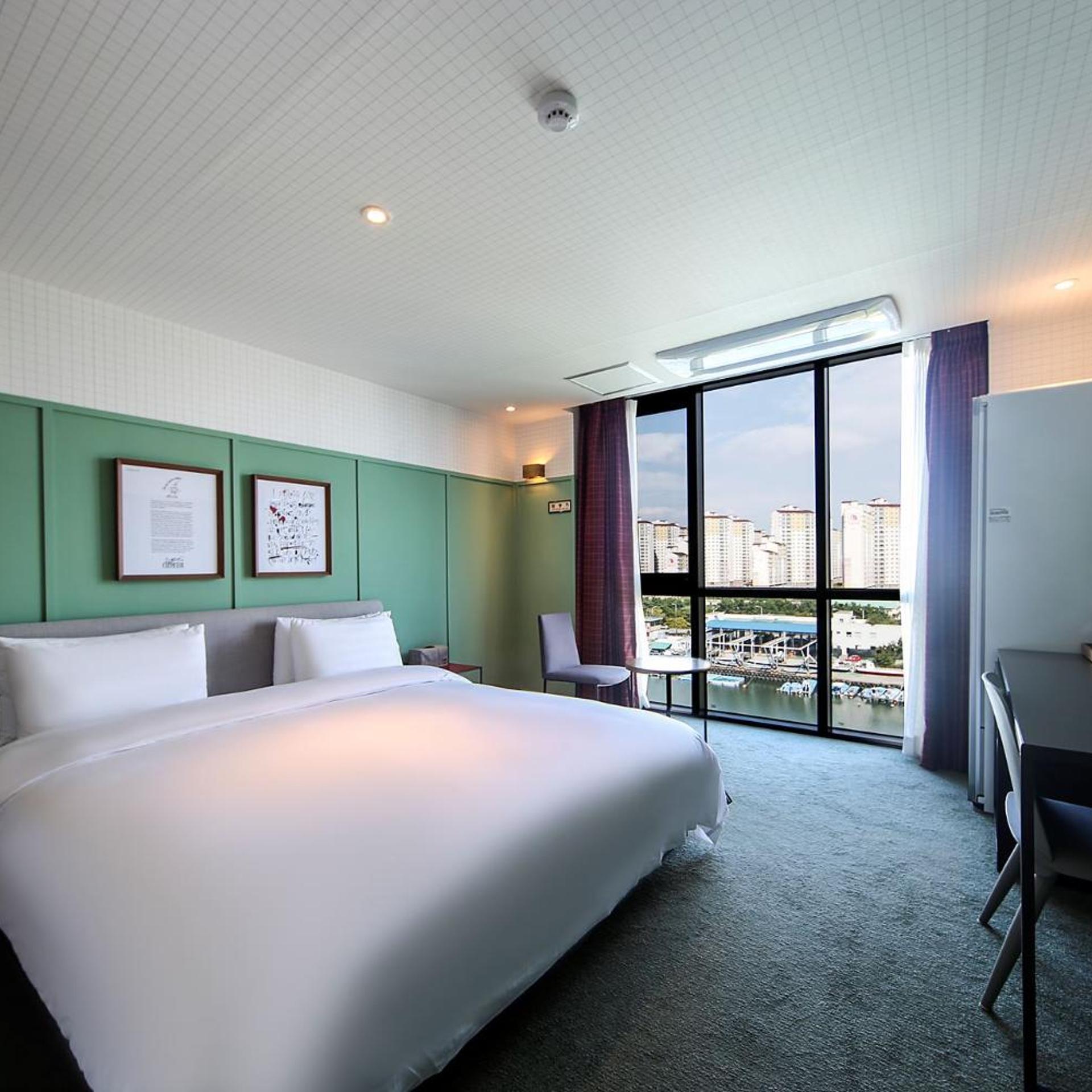 Deluxe, Double Bed, Lateral Side Sea View