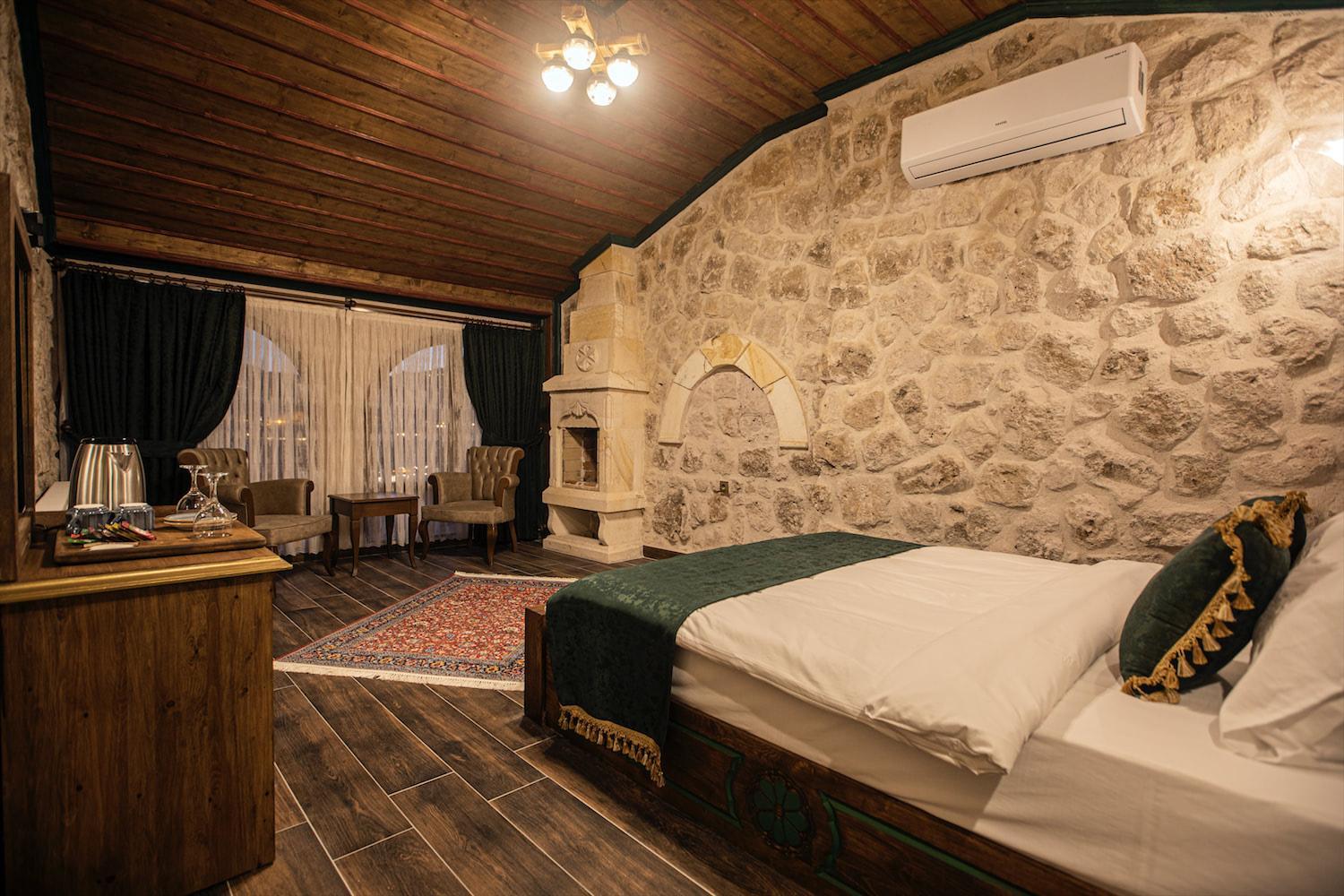Stone, Deluxe, Suite