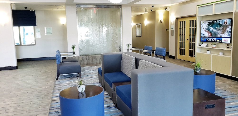 Holiday Inn Suites Regina 34/62