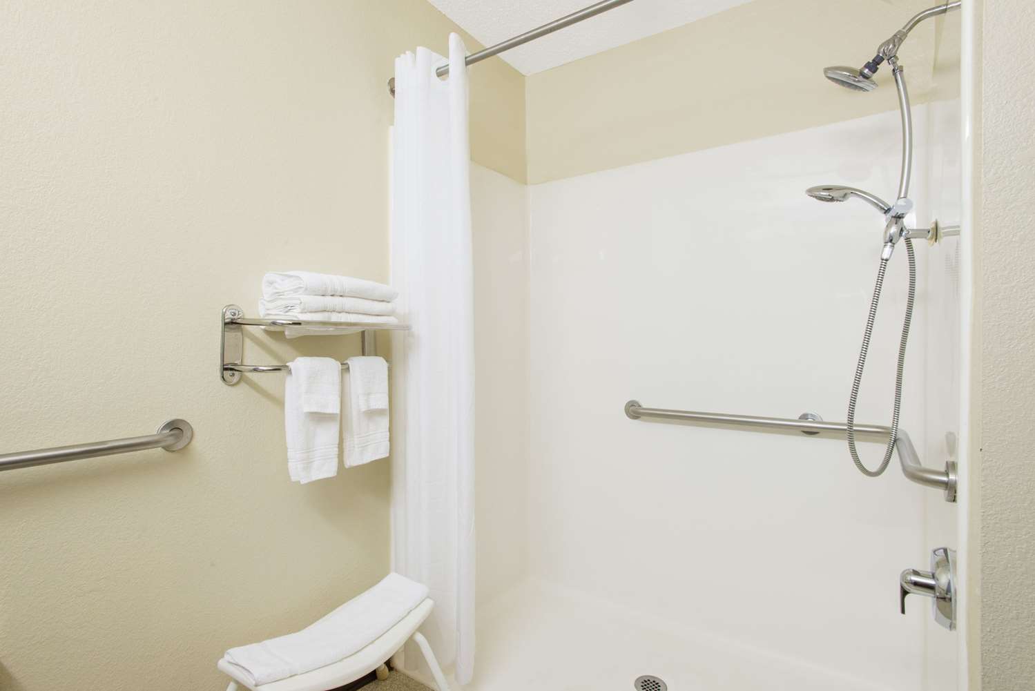 Microtel Inn & Suites by Wyndham Seneca Falls 8/9