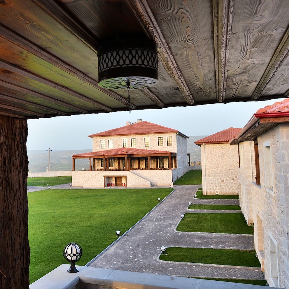 Elevres Stone House Hotel 61/67