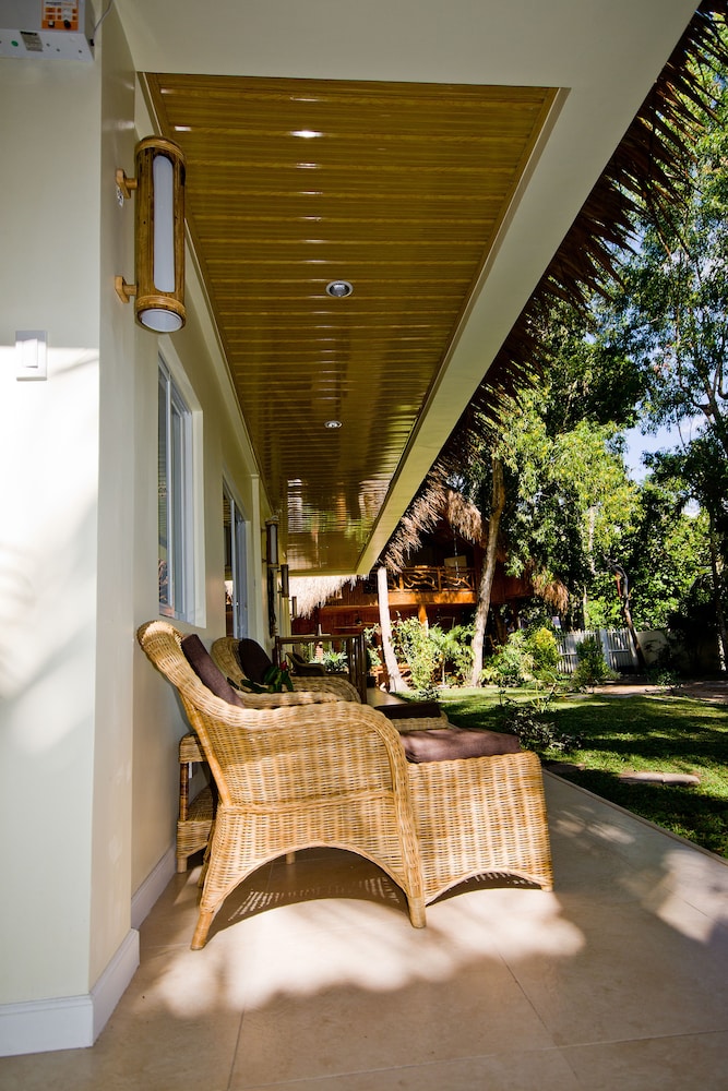 Mikes Dauin Beach Resort 16/70