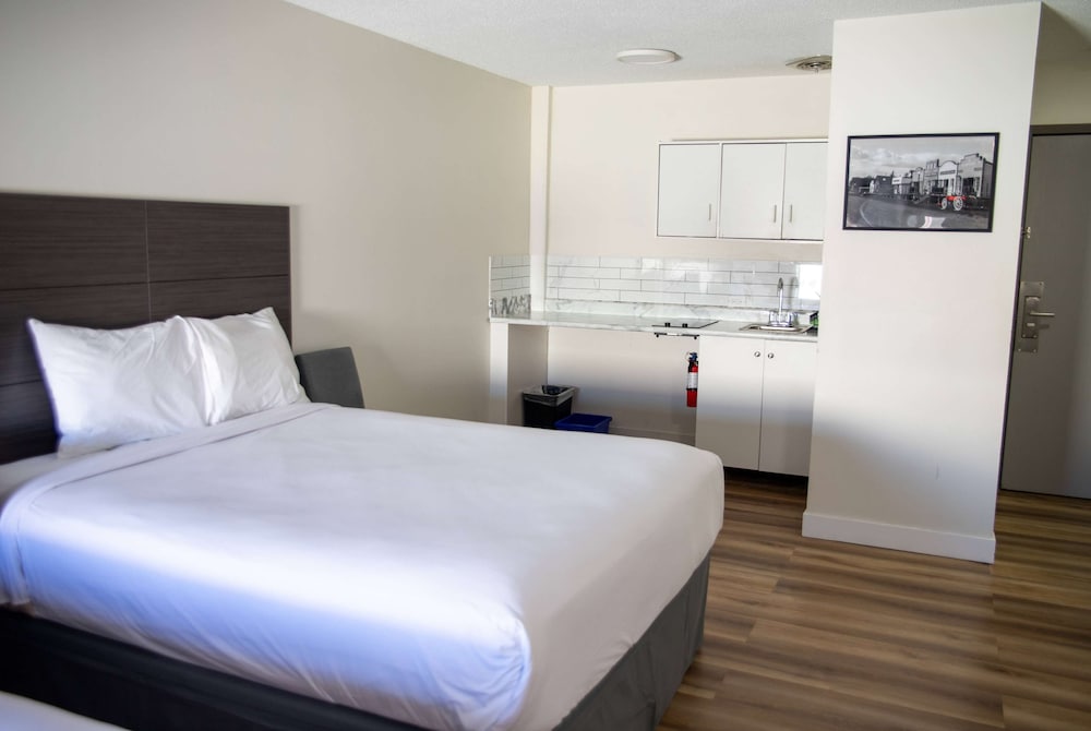 Efficiency, Queen Bed