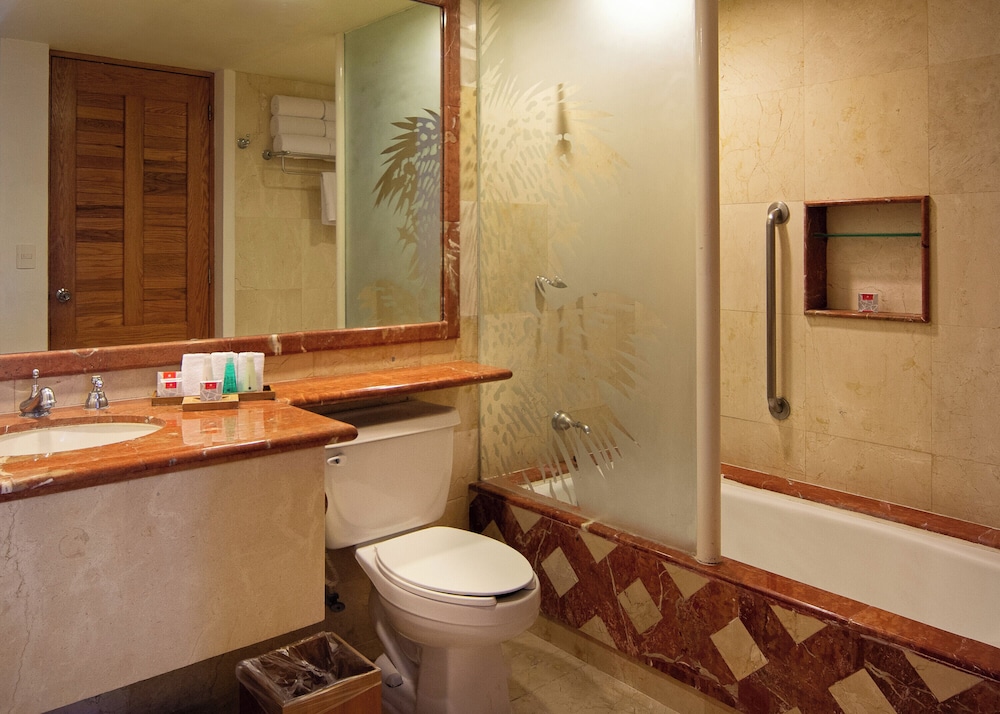 جناح عائلي بسرير كينج وسريرين كوين بإطلالة على البحر مع أريكة، Sunset Fishermen Beach Resort All Inclusive 4/5