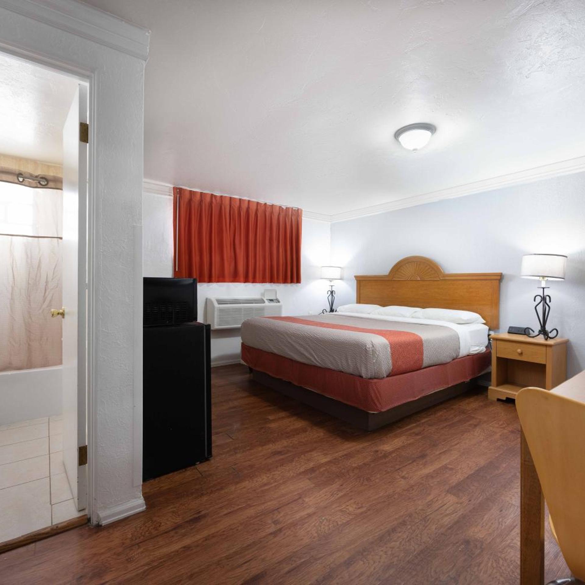 1 King Bed - Non-Smoking, Micfridge