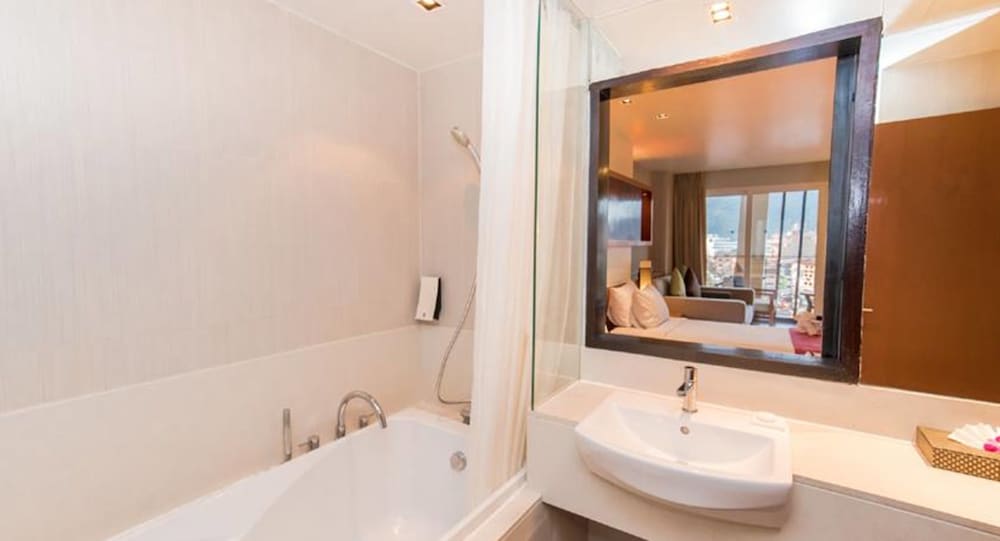 Ashlee Hub Hotel Patong 63/66
