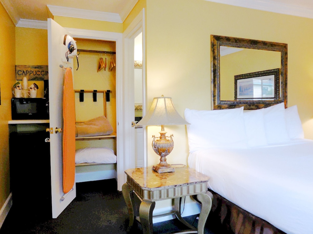 Sea Breeze Inn And Cottages 33/75