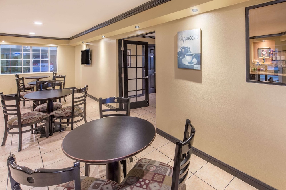 Ramada By Wyndham Ontario 24/31