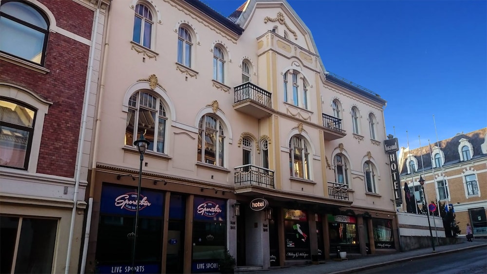 Grand Hotel 27/30
