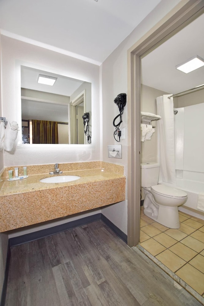 Days Inn by Wyndham Midland 13/25