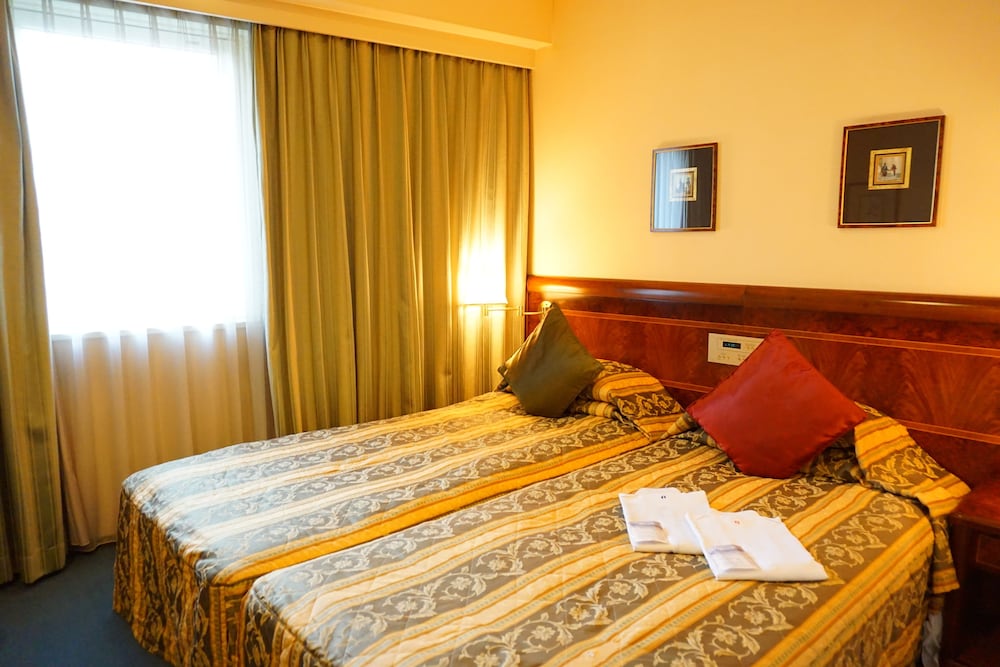HOLLYWOOD, TWIN BEDS