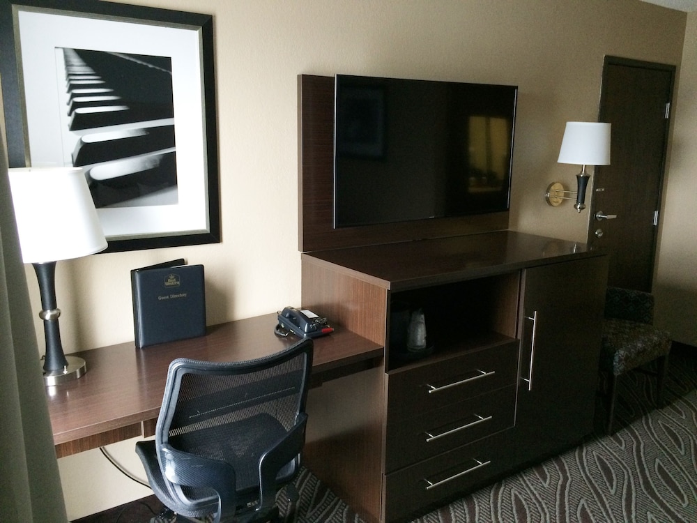 Best Western Plus Galleria Inn & Suites, Memphis TN 32/34