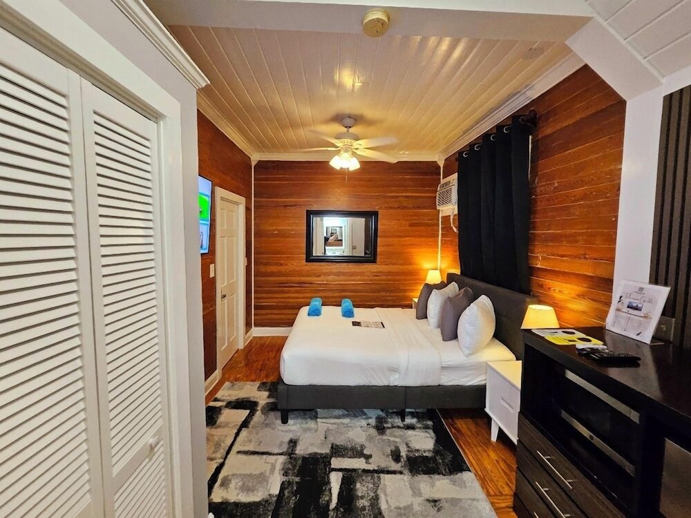 Economy, Queen Bed, Adult Only