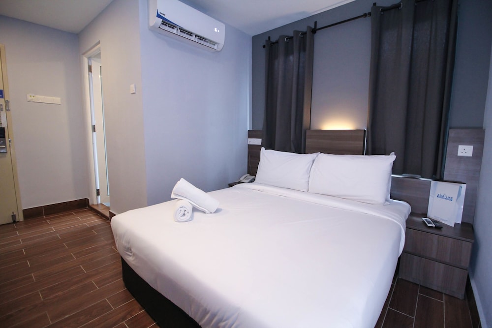 PREMIER, QUEEN BED, CITY VIEW