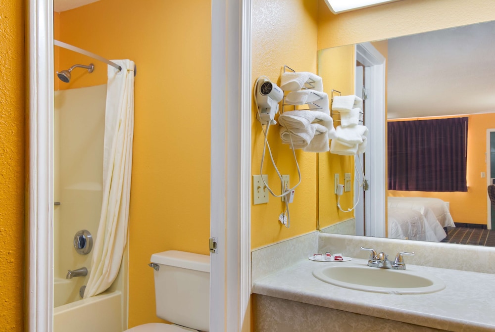 Americas Best Value Inn Darien 15/38
