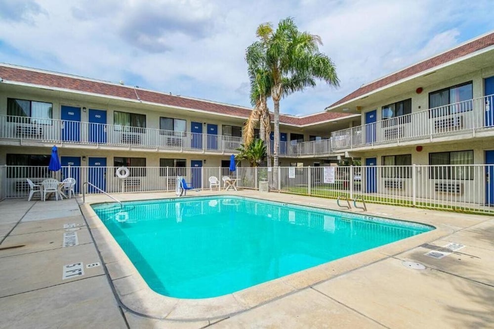 Motel6 Bakersfield, CA - Airport 7/63