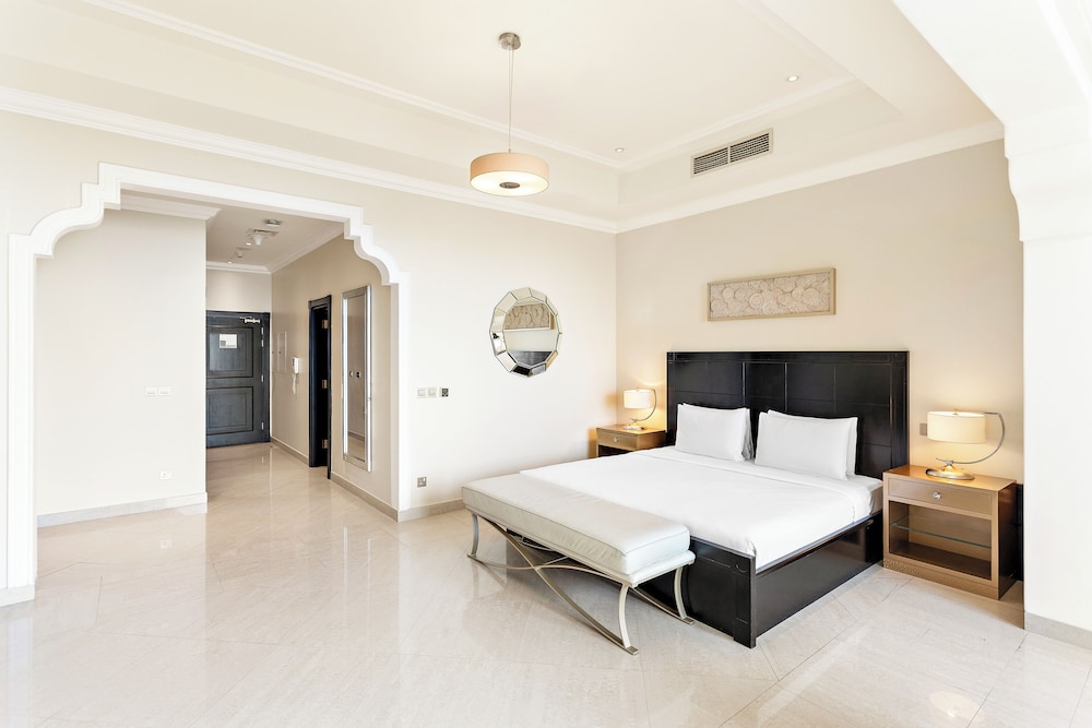 DELUXE, KING BED