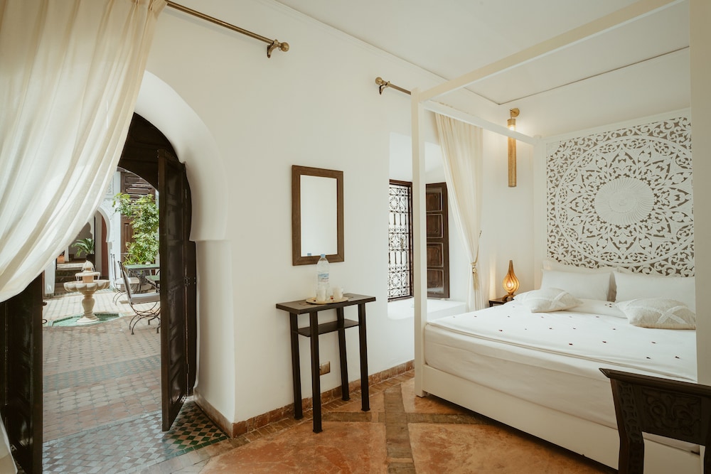 SENIOR, SUITE, KING BED, COURTYARD VIEW
