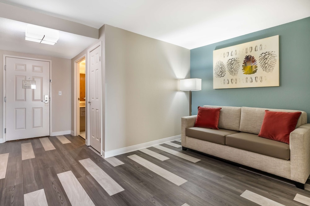 Best Western Prime Inn & Suites 16/29