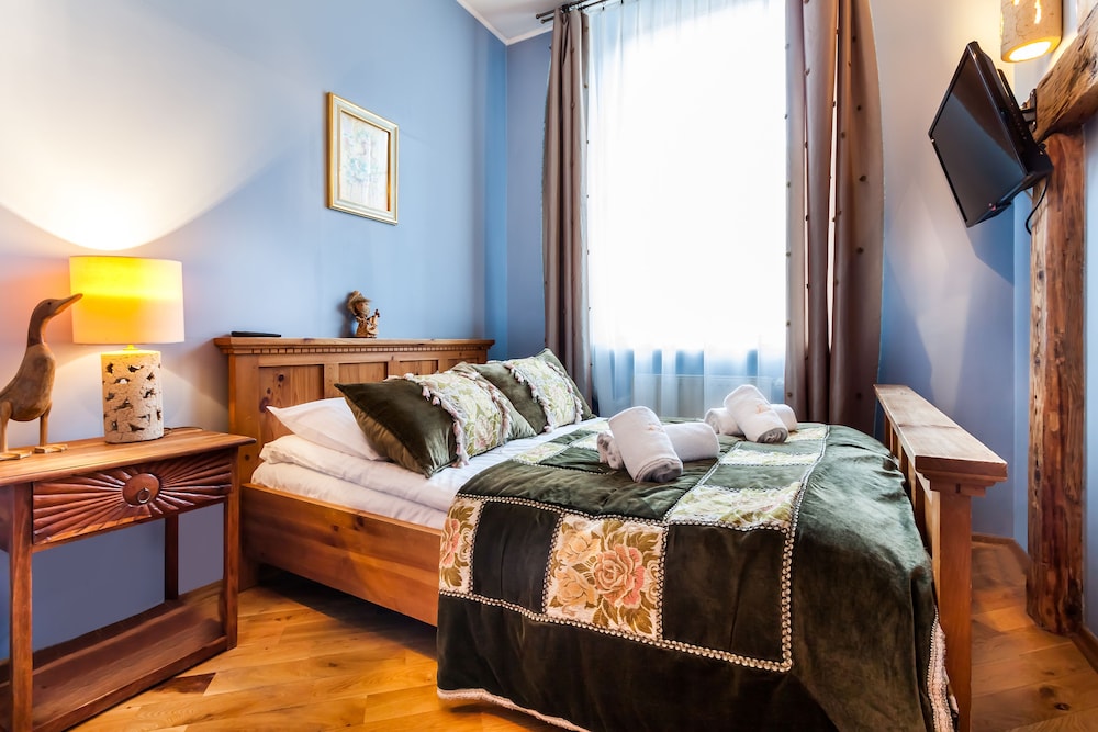 ECONOMY, DOUBLE OR TWIN BED