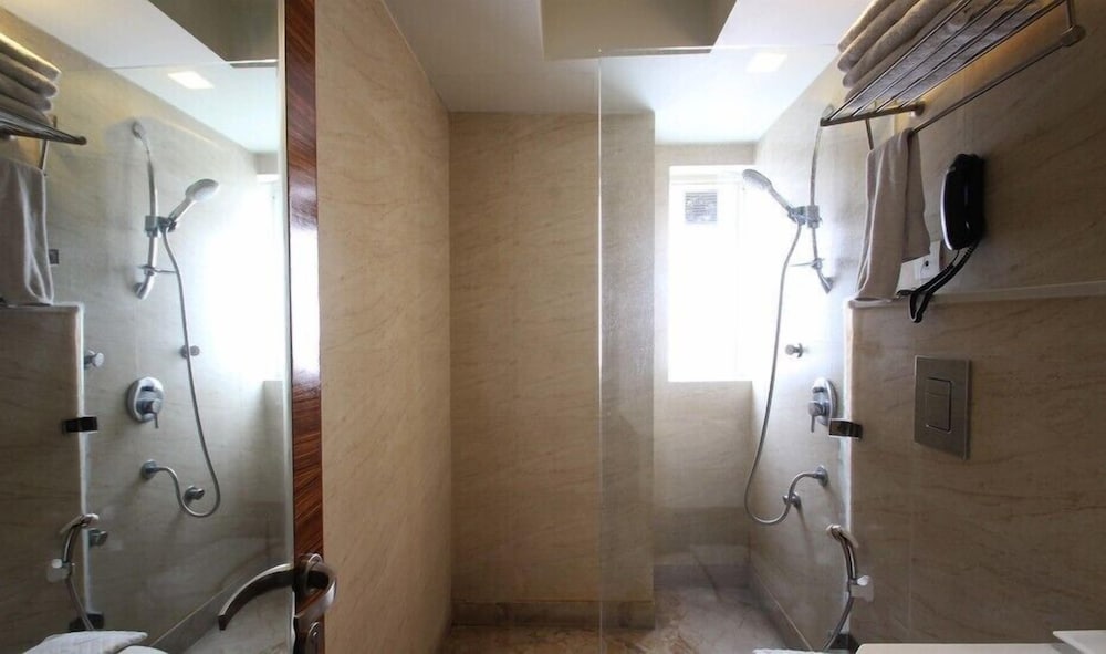 Hotel Ivory 32 24/63