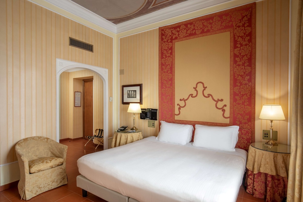 Deluxe, King Bed, Convertible Double Bed