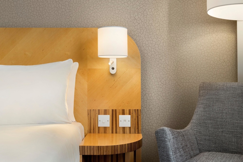 Ramada Hotel & Suites by Wyndham Coventry 13/38