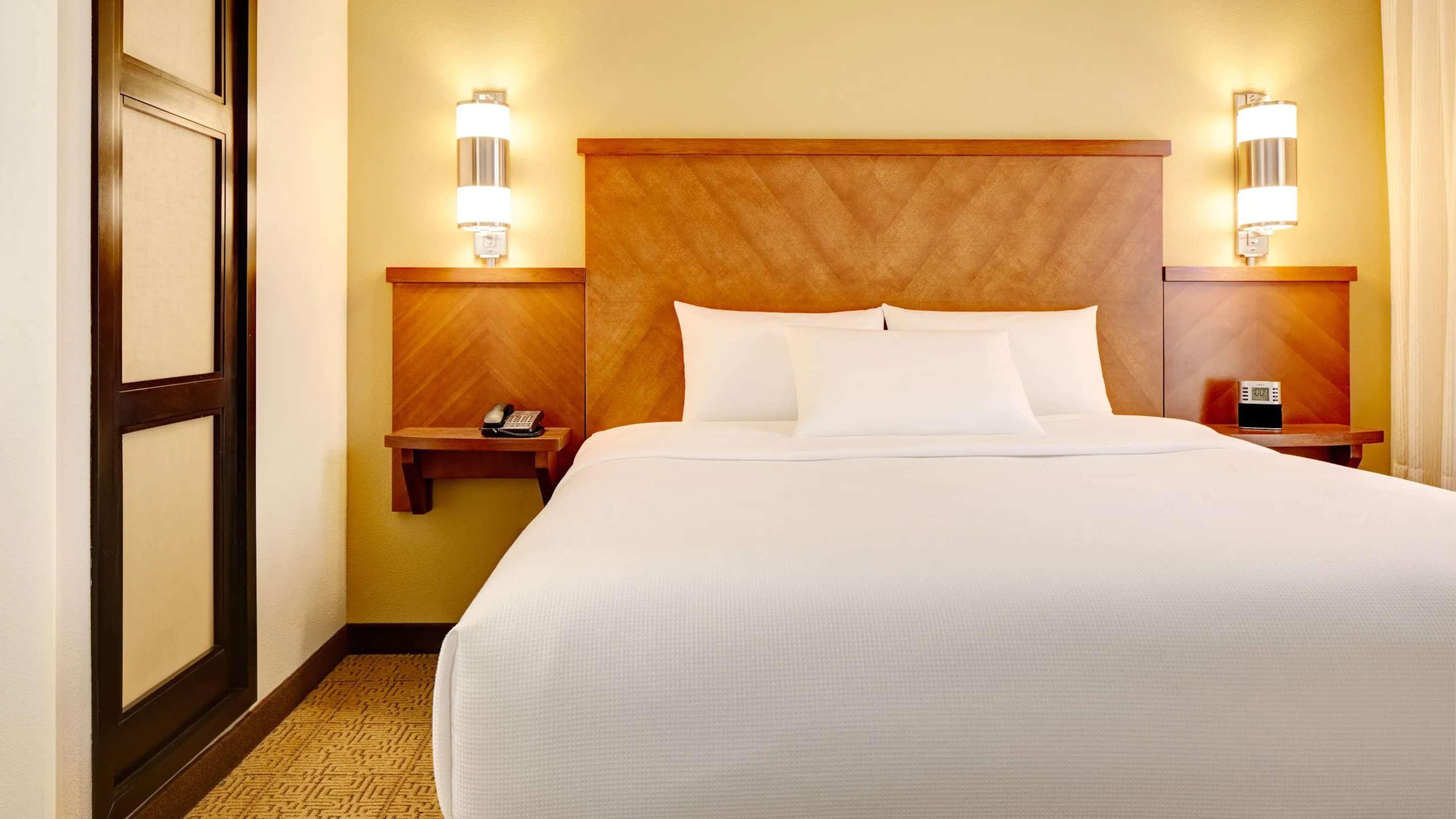 DELUXE, KING BED, HIGH FLOOR